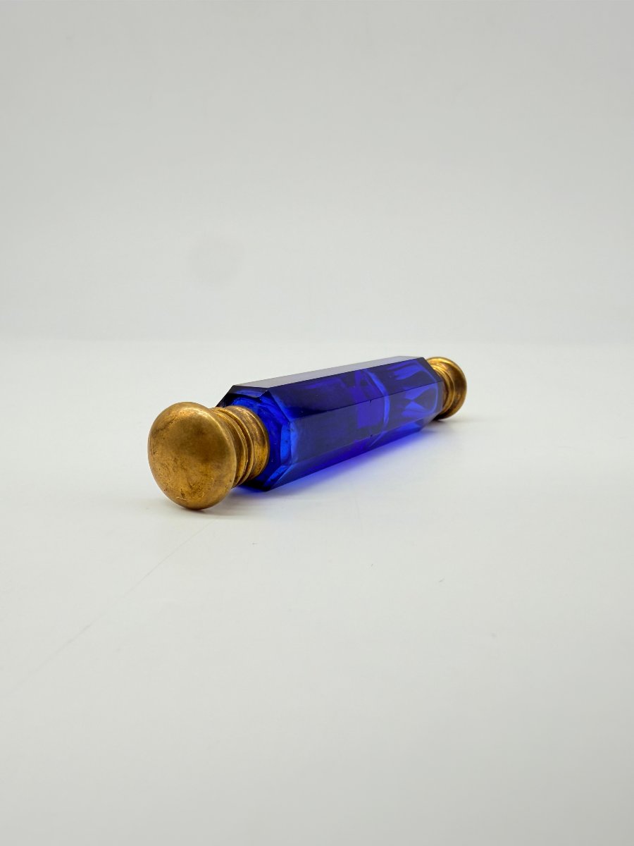 Flacon de parfum double de voyage en cristal bleu cobalt taillé, France, XIXe siècle