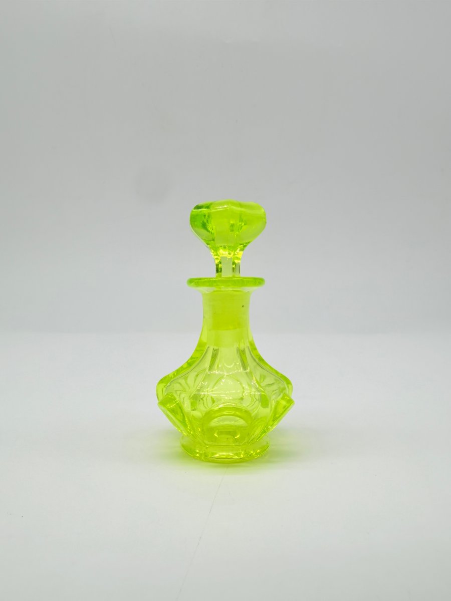 Flacon à parfum en ouraline, Bohême, époque Biedermeier, vers 1840-photo-4