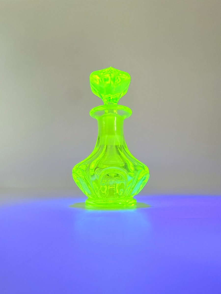 Flacon à parfum en ouraline, Bohême, époque Biedermeier, vers 1840-photo-3