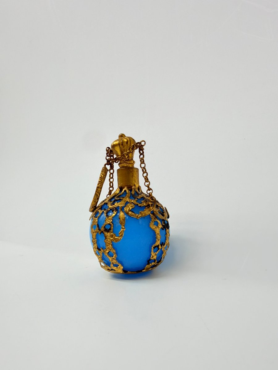 Flacon à parfum "cage" en opaline bleu turquoise et monture en laiton doré. Napoléon III. -photo-3