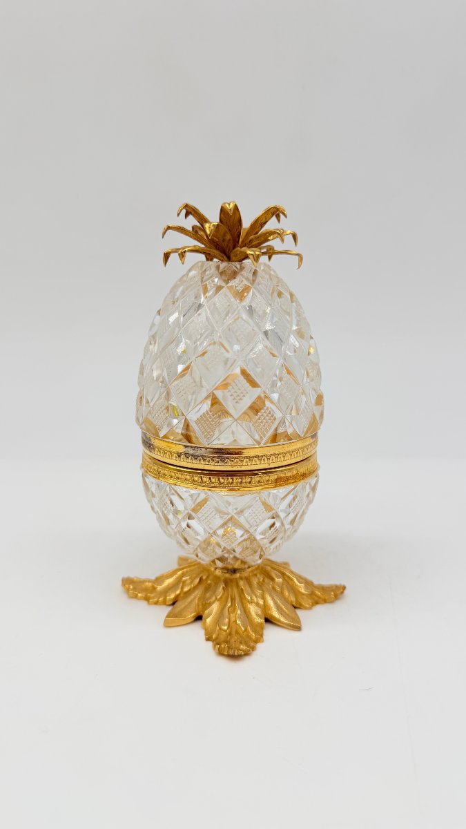 Rare boîte en cristal taillé en forme d’ananas à monture en bronze doré, vers 1830