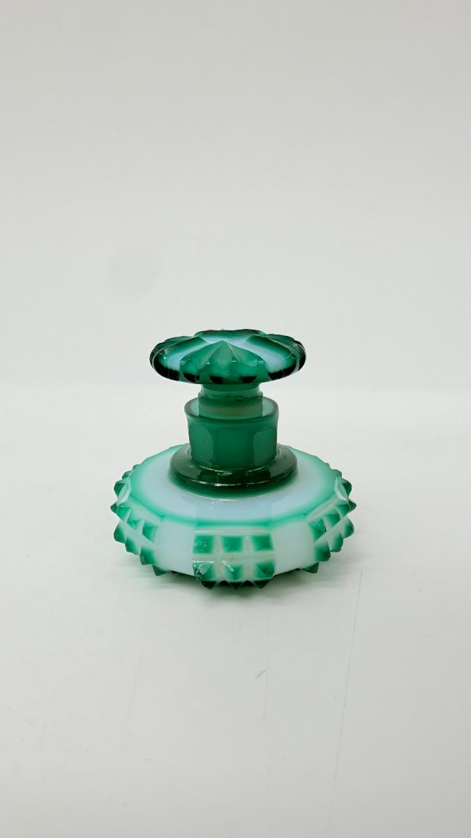 A Bohemian White Opaline And Emerald-green Overlay Cut-glass Scent Bottle, Biedermeier Period-photo-2