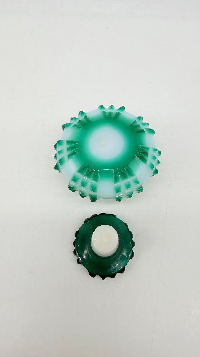 A Bohemian White Opaline And Emerald-green Overlay Cut-glass Scent Bottle, Biedermeier Period-photo-2