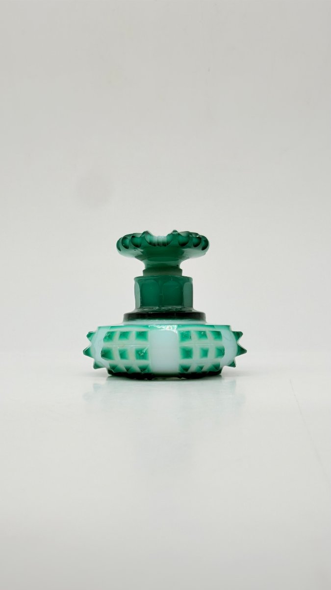 A Bohemian White Opaline And Emerald-green Overlay Cut-glass Scent Bottle, Biedermeier Period-photo-3