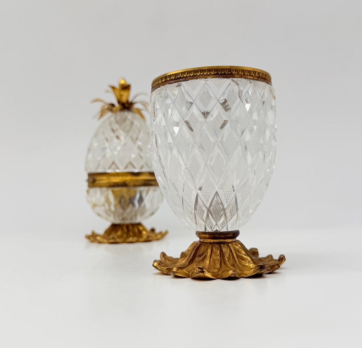  Paire de boîtes couvertes formant ananas en cristal taillé et bronze doré, époque Charles X-photo-1