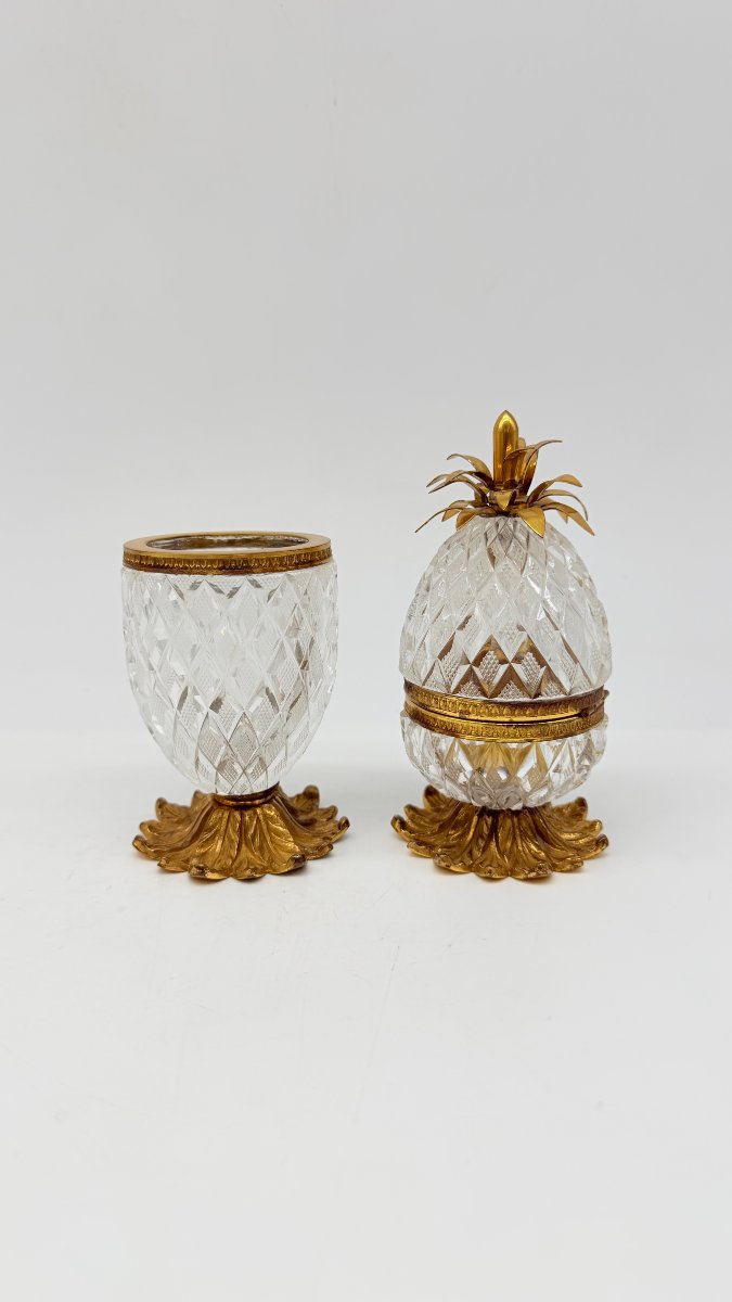  Paire de boîtes couvertes formant ananas en cristal taillé et bronze doré, époque Charles X