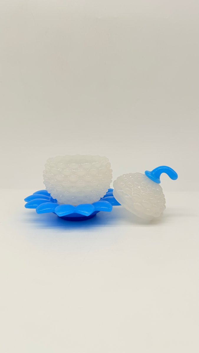 Baccarat, boite couverte en opaline blanche et bleue formant ananas. -photo-4