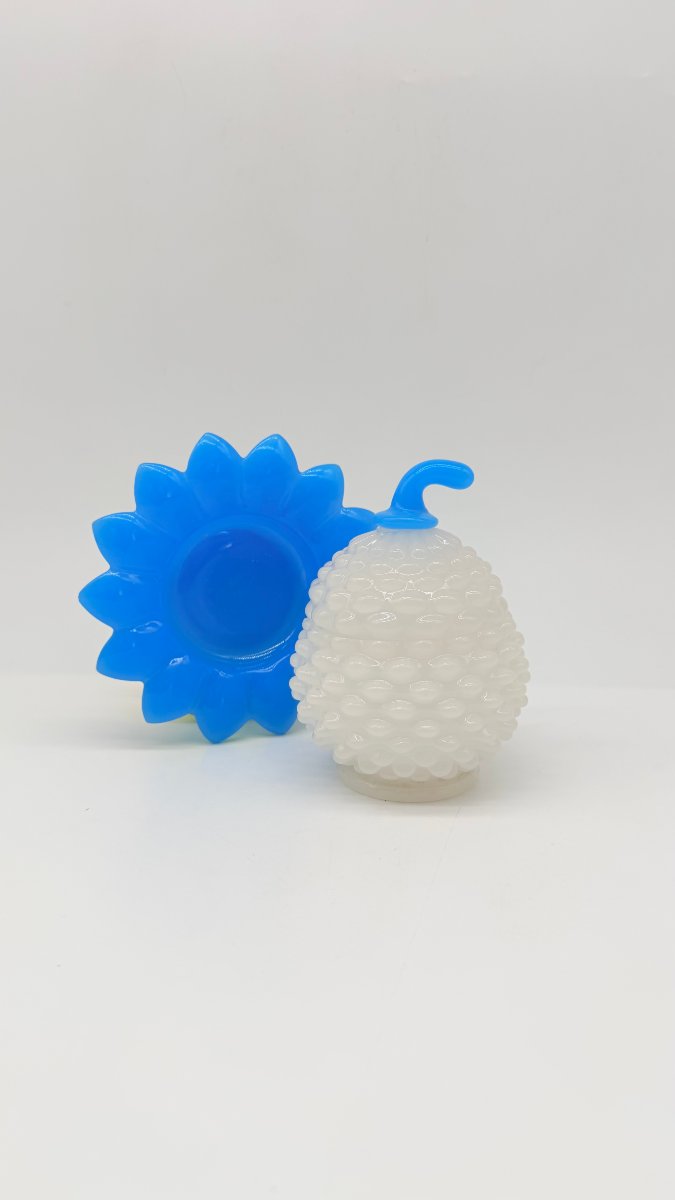Baccarat, boite couverte en opaline blanche et bleue formant ananas. -photo-1