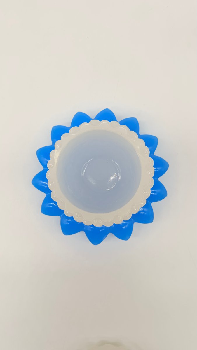 Baccarat, boite couverte en opaline blanche et bleue formant ananas. -photo-2