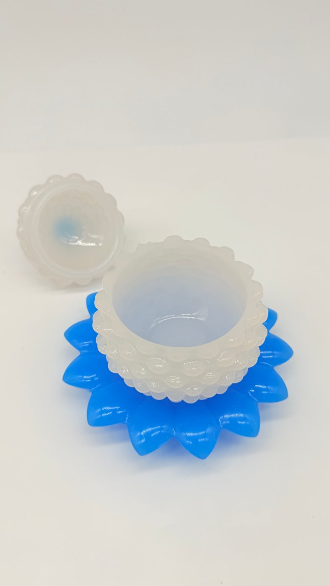 Baccarat, boite couverte en opaline blanche et bleue formant ananas. -photo-3
