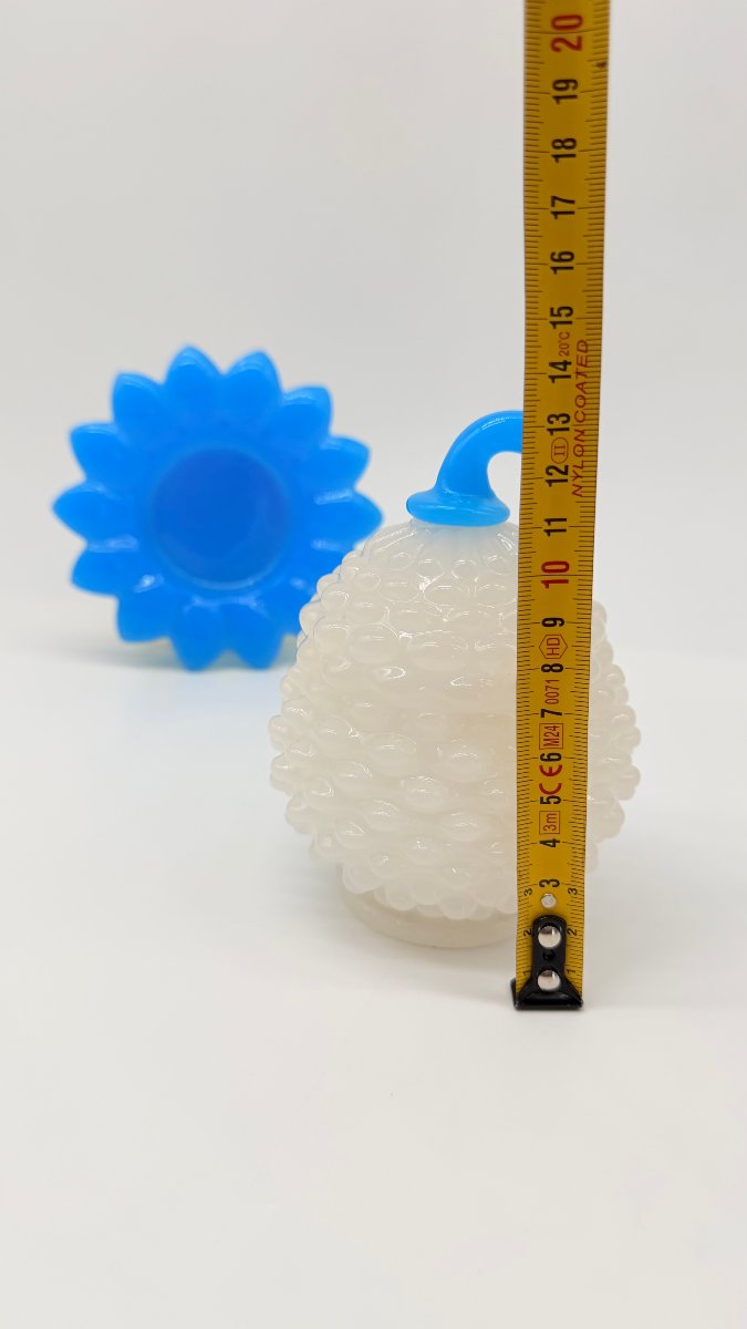 Baccarat, boite couverte en opaline blanche et bleue formant ananas. -photo-4