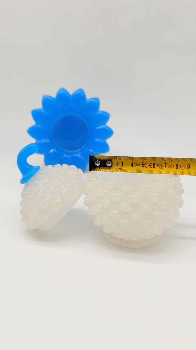 Baccarat, boite couverte en opaline blanche et bleue formant ananas. -photo-6