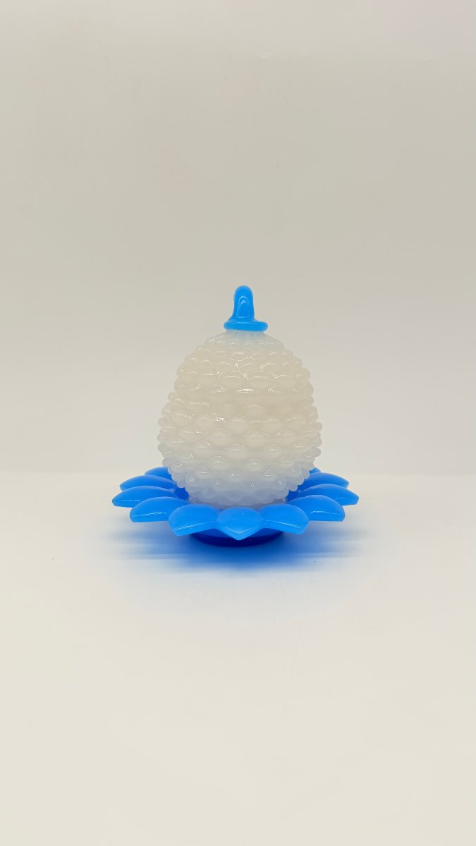 Baccarat, boite couverte en opaline blanche et bleue formant ananas. 