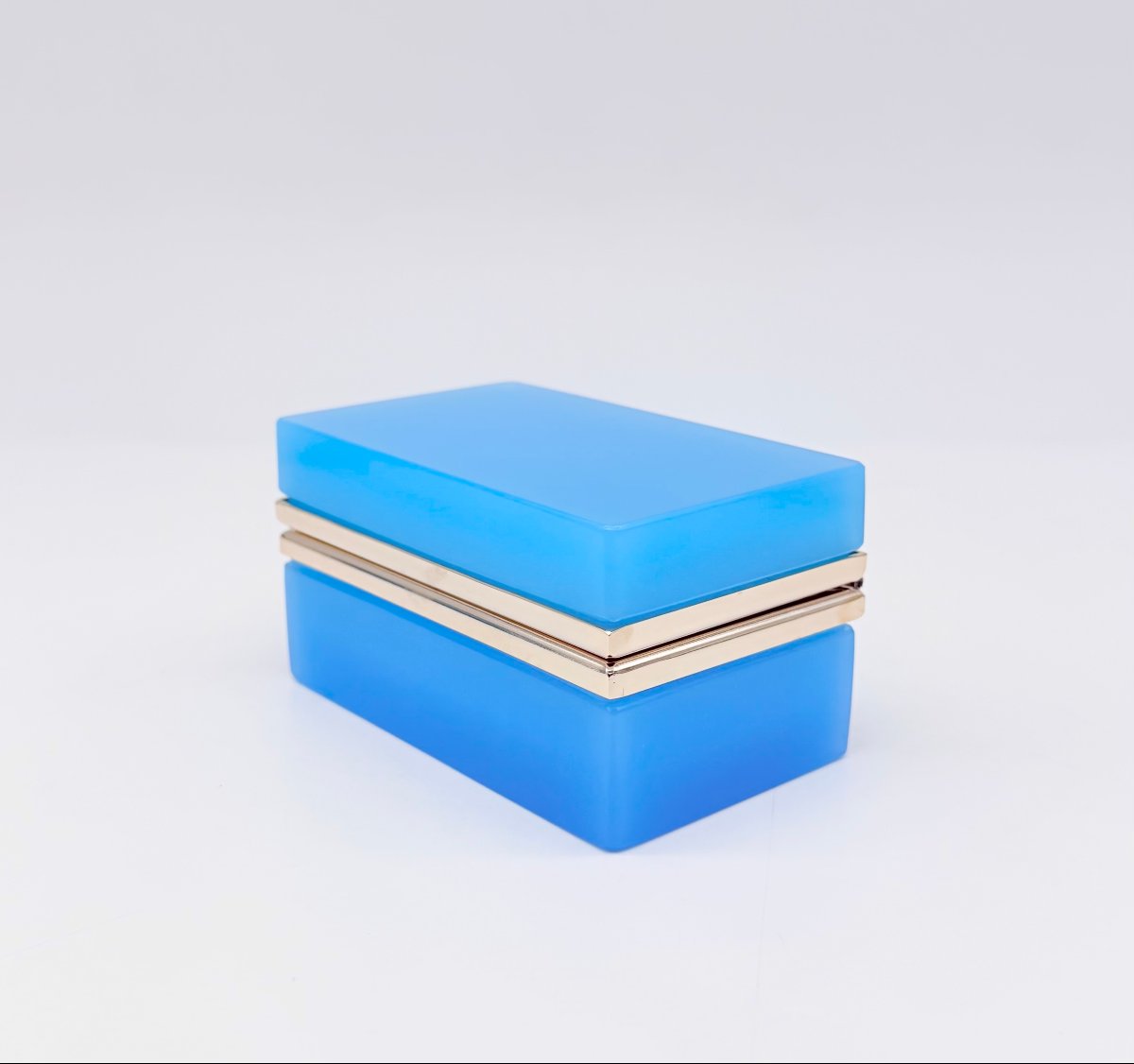 Boite rectangulaire en opaline bleu céleste et brozne doré. Epoque Napoléon III. 