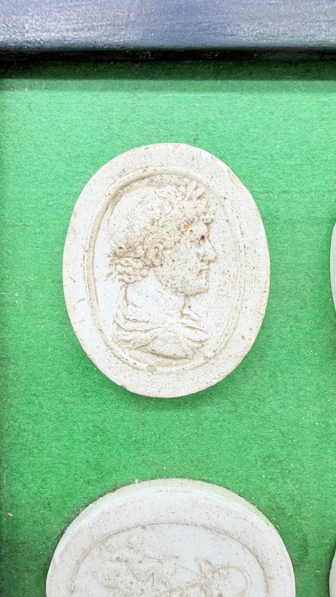  Ensemble de douze empreintes d'intailles en plâtre moulé, Italie XIXe siècle-photo-2