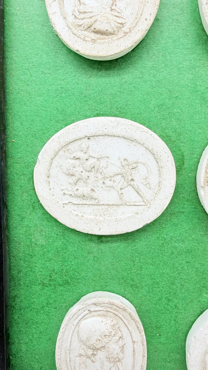  Ensemble de douze empreintes d'intailles en plâtre moulé, Italie XIXe siècle-photo-1