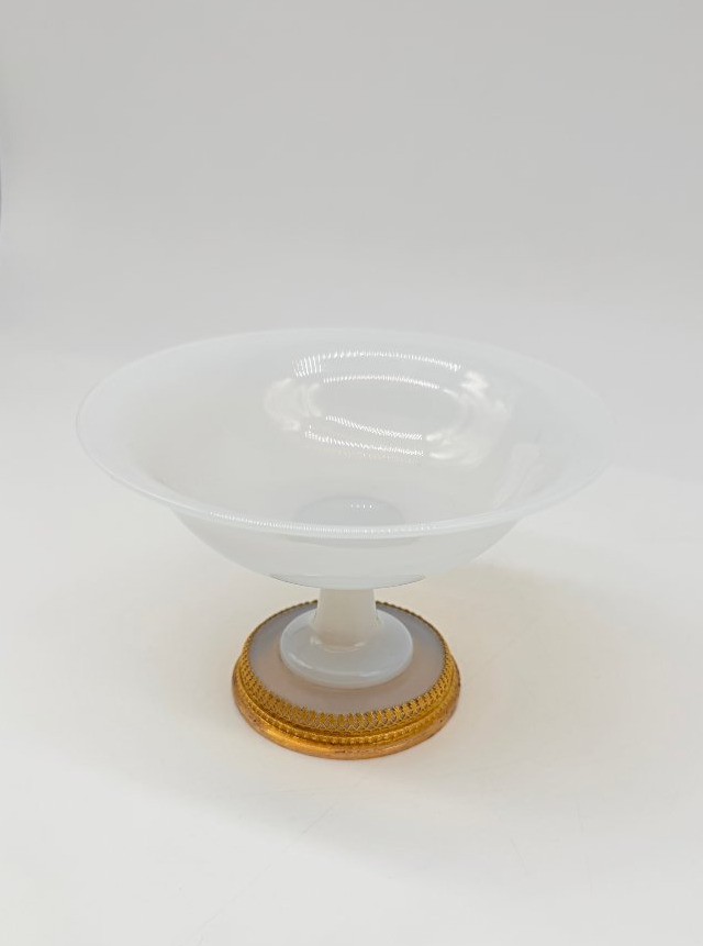 Coupe sur piédouche en opaline blanche et monture en bronze doré, époque Charles X -photo-3