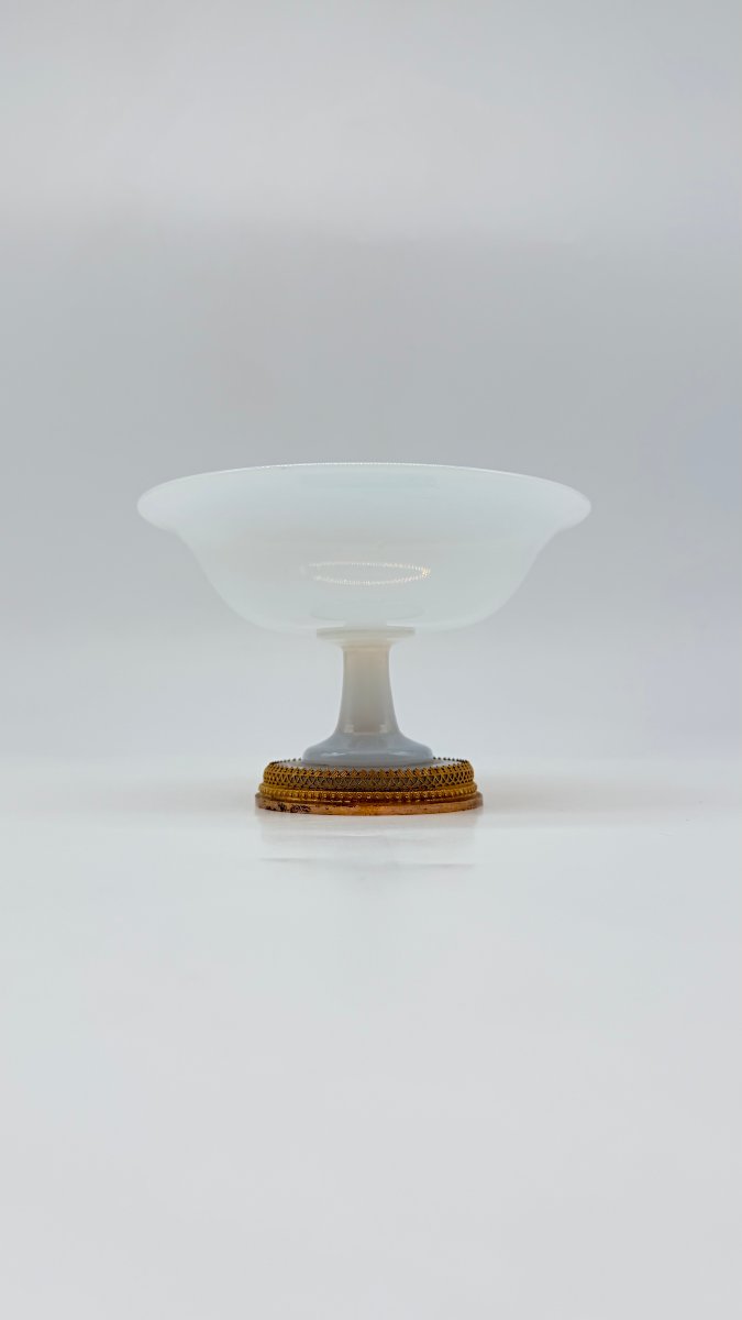 Coupe sur piédouche en opaline blanche et monture en bronze doré, époque Charles X -photo-1