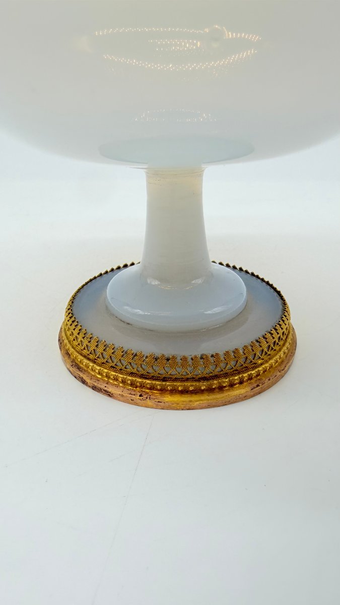 Coupe sur piédouche en opaline blanche et monture en bronze doré, époque Charles X -photo-3