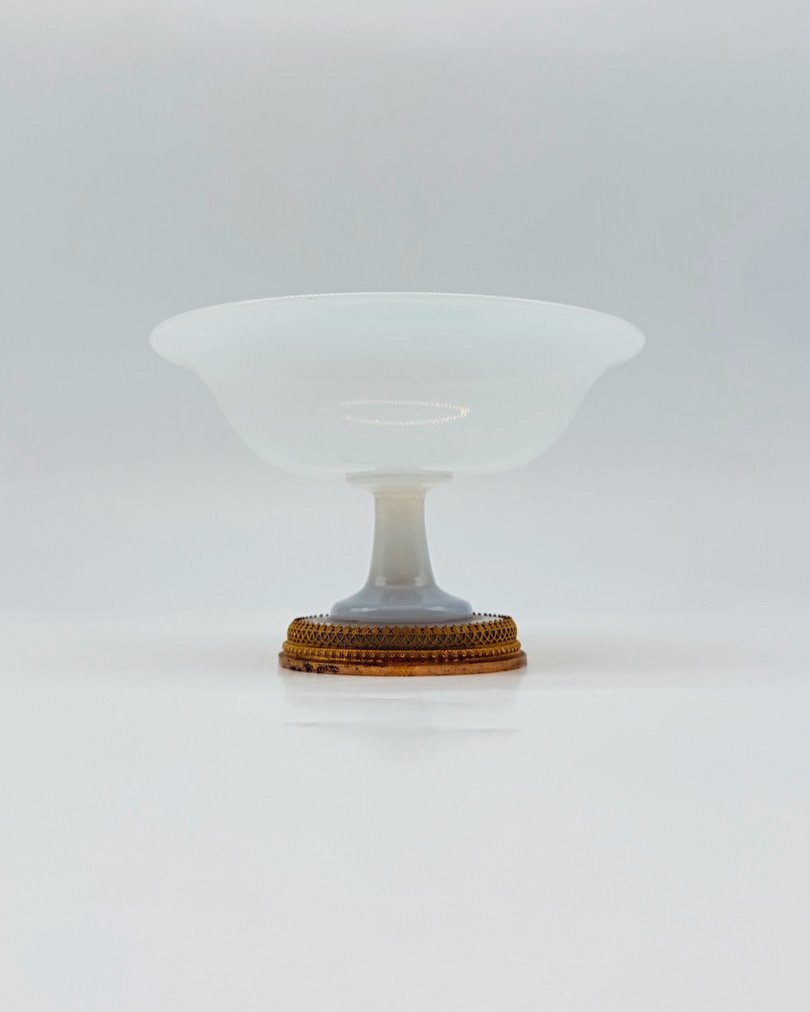 Coupe sur piédouche en opaline blanche et monture en bronze doré, époque Charles X 