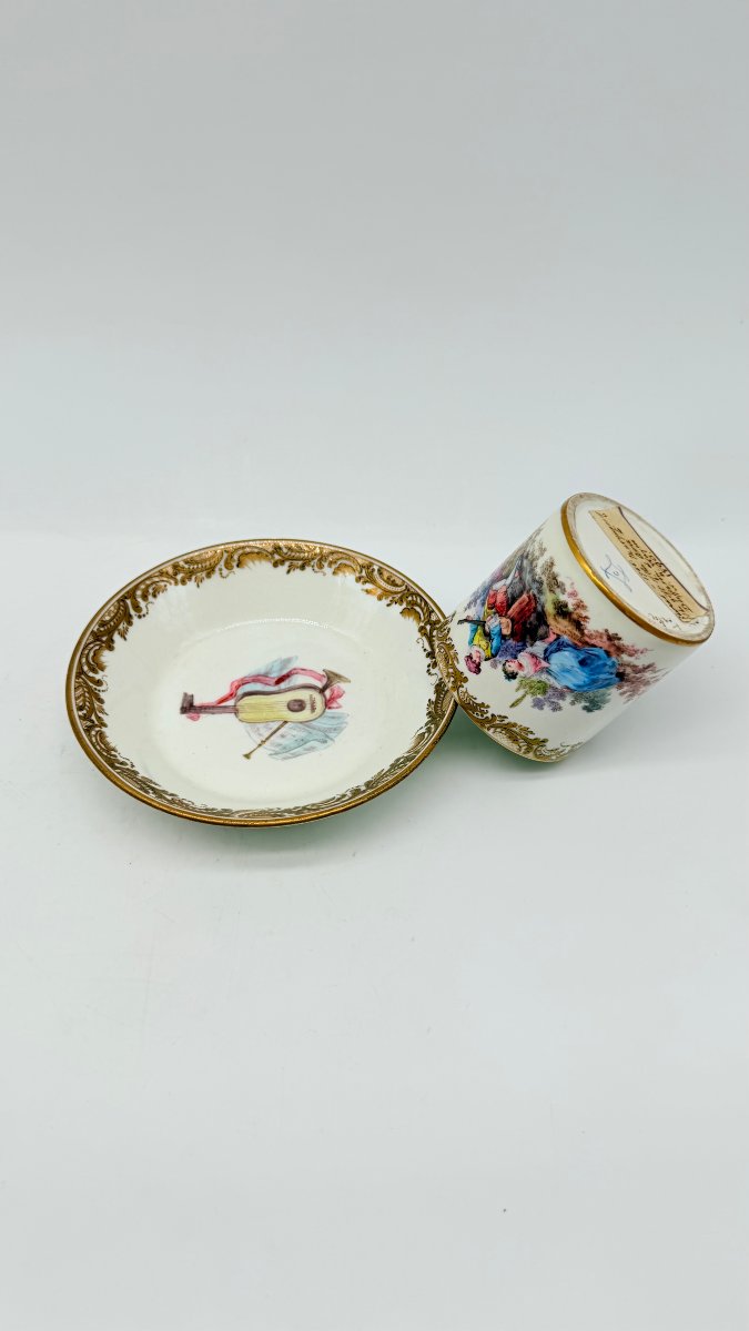 Manufacture royale de Sèvres, tasse litron et sa soucoupe, porcelaine tendre, vers 1755 -photo-1