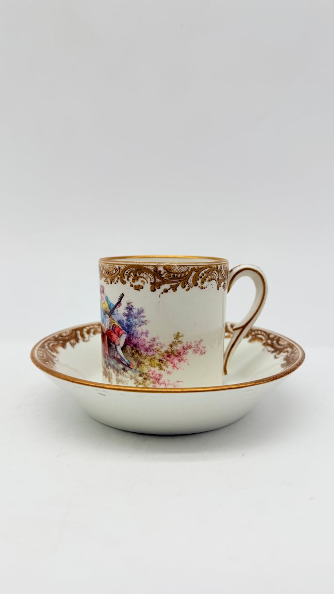  Manufacture royale de Sèvres, tasse litron et sa soucoupe, porcelaine tendre, vers 1755 