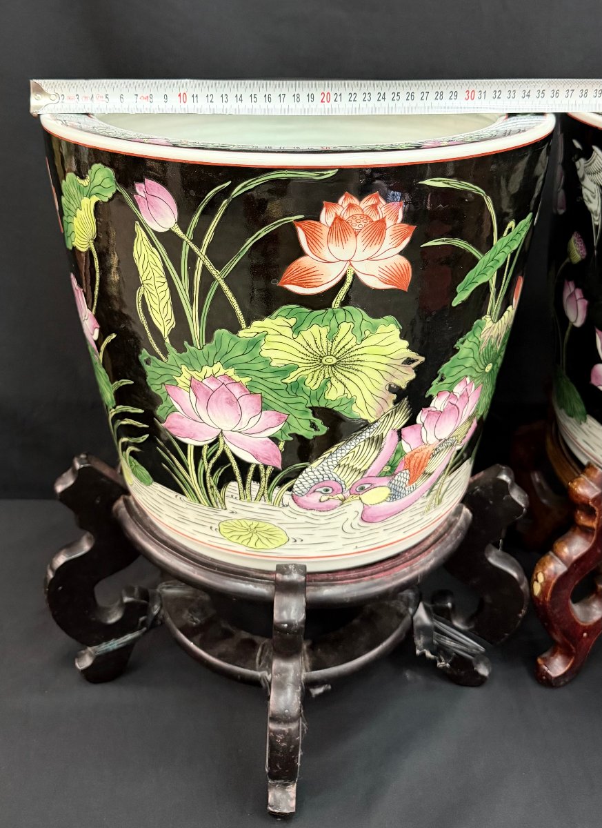 Paire de grands cache-pots en porcelaine noire dans le goût de la Famille Rose, Chine, XXe s-photo-2