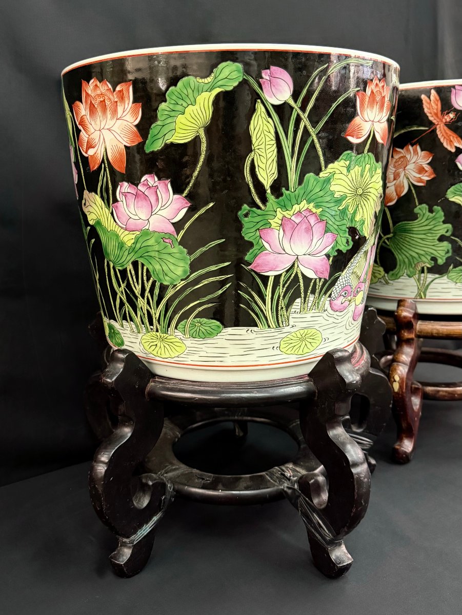 Paire de grands cache-pots en porcelaine noire dans le goût de la Famille Rose, Chine, XXe s-photo-4