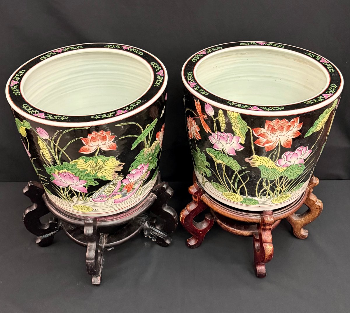 Paire de grands cache-pots en porcelaine noire dans le goût de la Famille Rose, Chine, XXe s-photo-1