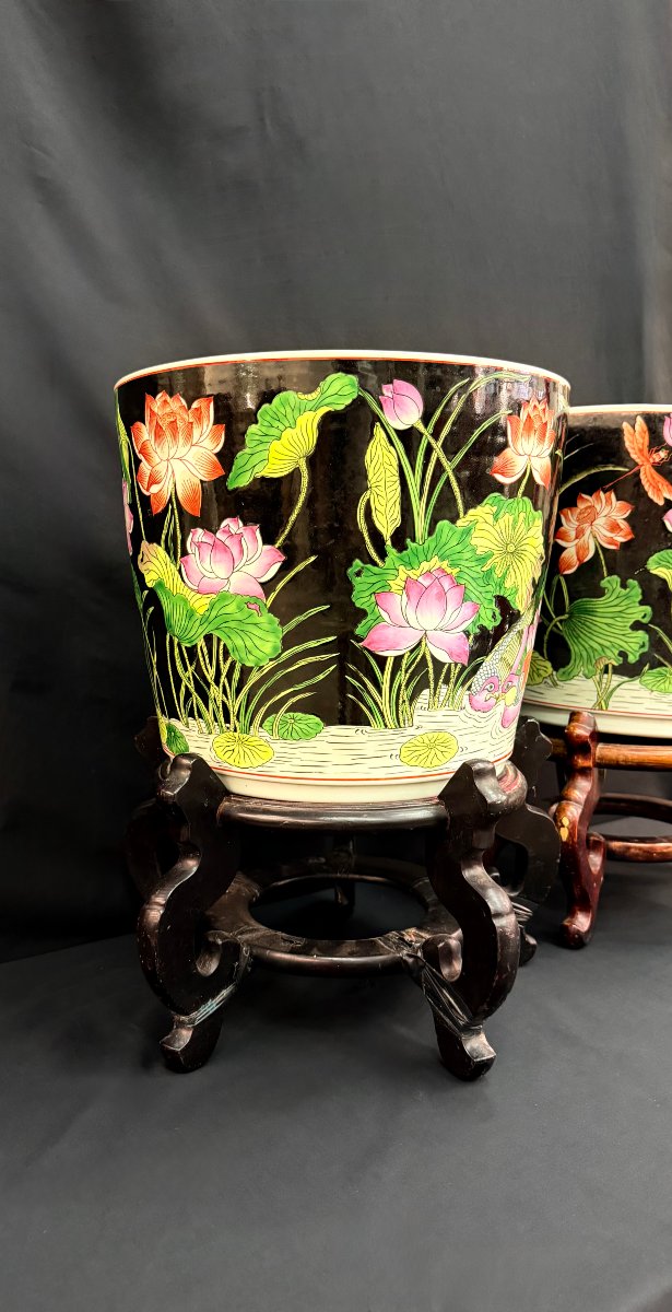Paire de grands cache-pots en porcelaine noire dans le goût de la Famille Rose, Chine, XXe s-photo-3