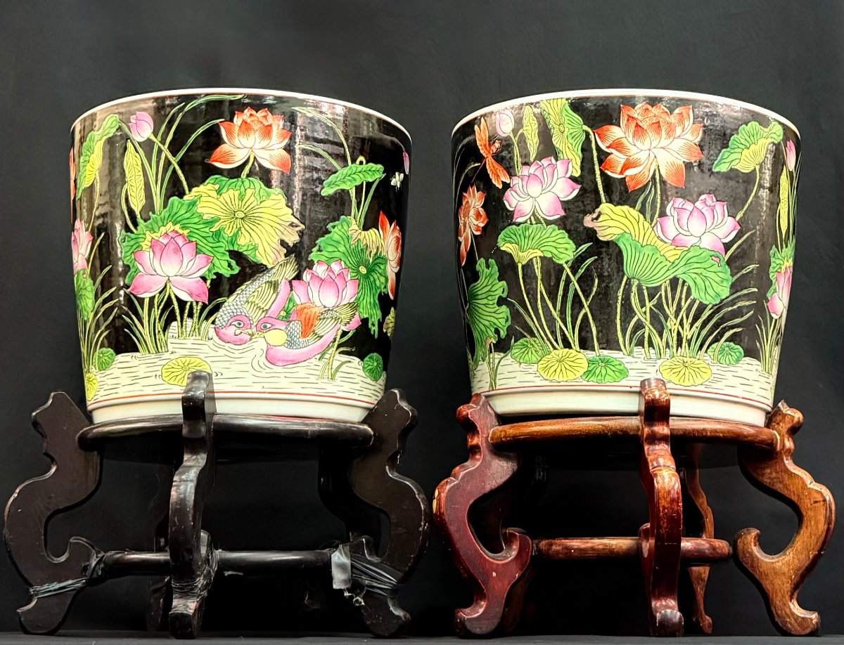 Paire de grands cache-pots en porcelaine noire dans le goût de la Famille Rose, Chine, XXe s-photo-4