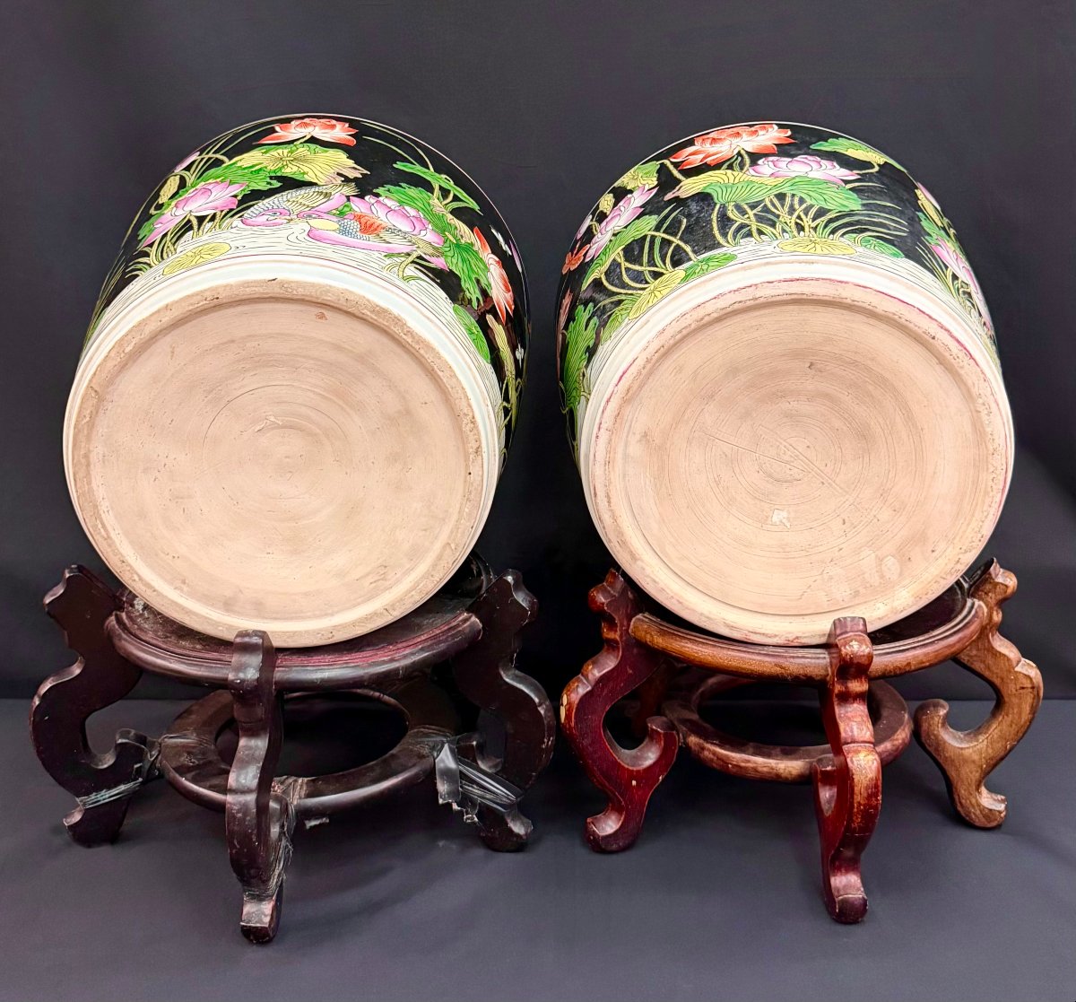 Paire de grands cache-pots en porcelaine noire dans le goût de la Famille Rose, Chine, XXe s-photo-5