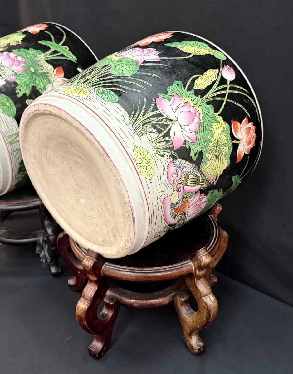 Paire de grands cache-pots en porcelaine noire dans le goût de la Famille Rose, Chine, XXe s-photo-6