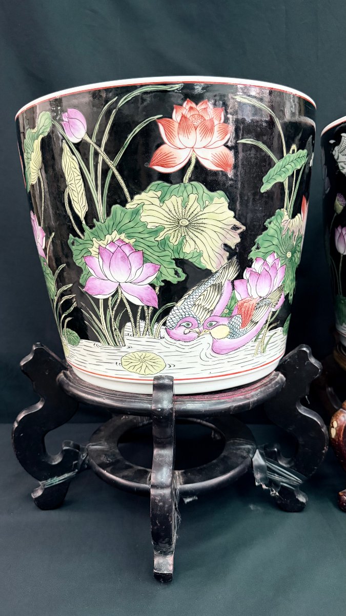 Paire de grands cache-pots en porcelaine noire dans le goût de la Famille Rose, Chine, XXe s-photo-7