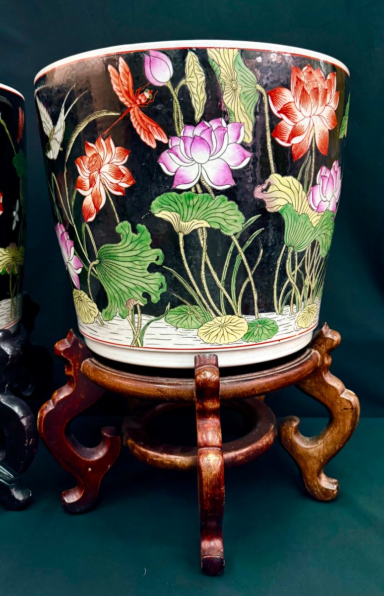 Paire de grands cache-pots en porcelaine noire dans le goût de la Famille Rose, Chine, XXe s-photo-8