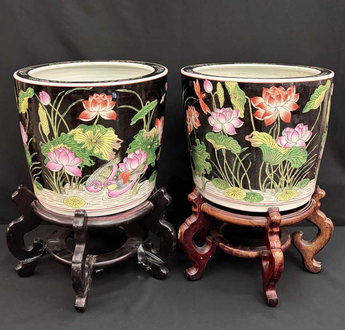 Paire de grands cache-pots en porcelaine noire dans le goût de la Famille Rose, Chine, XXe s