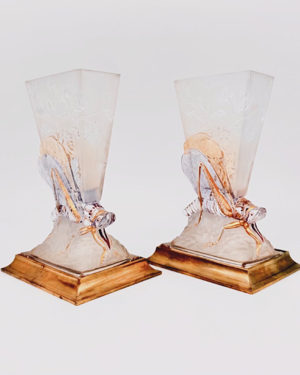 Paire de vases « Sauterelle » en cristal moulé, gravé et émaillé, Baccarat, 1878