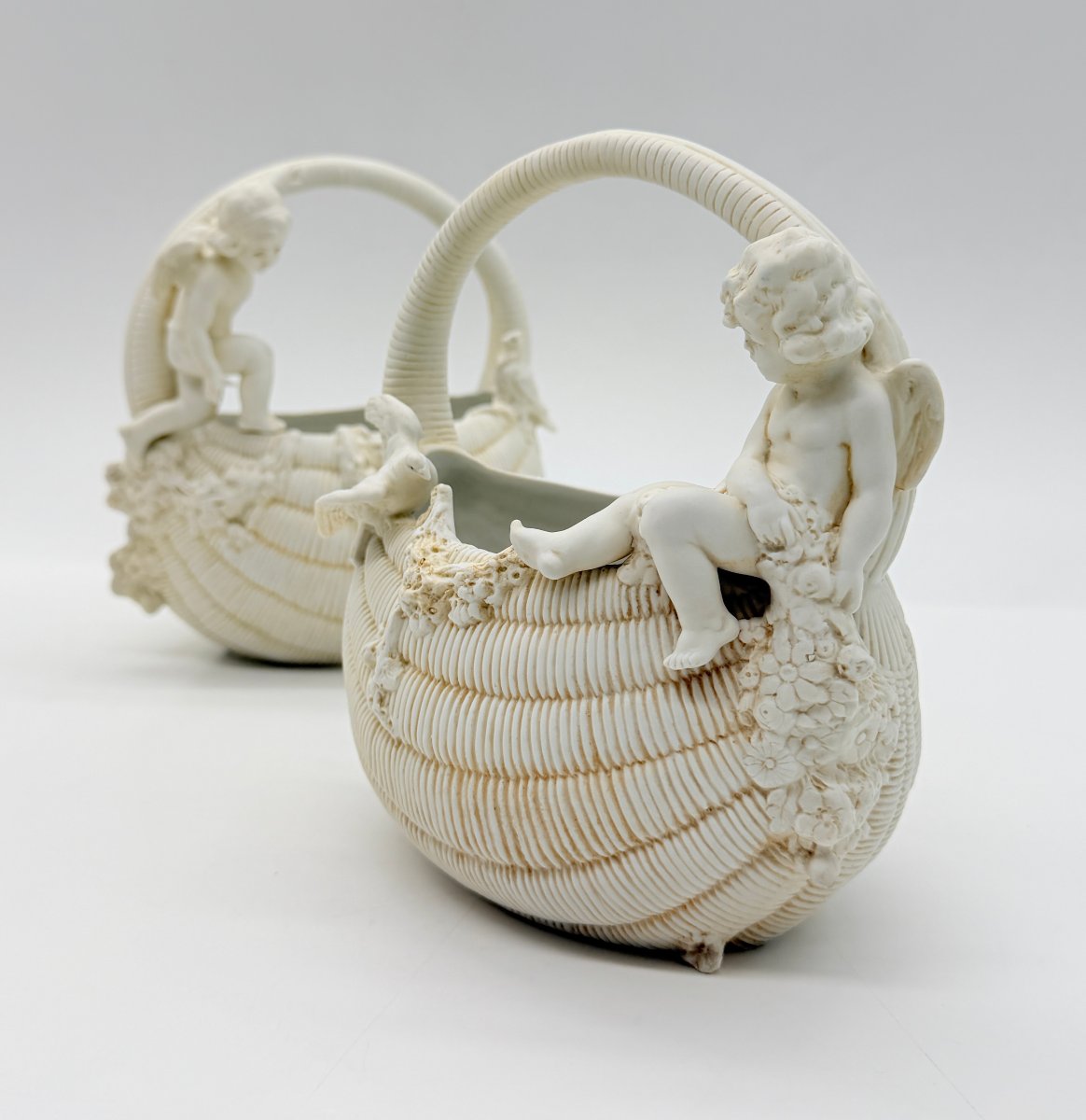 Paire de corbeilles figuratives en porcelaine biscuit, XIXe siècle-photo-3