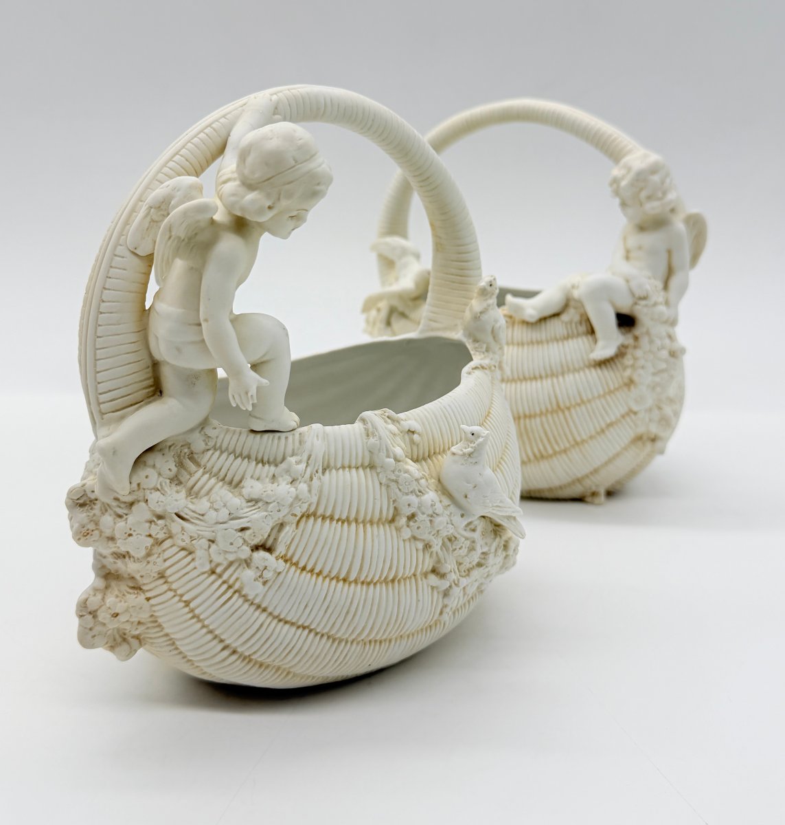Paire de corbeilles figuratives en porcelaine biscuit, XIXe siècle-photo-4