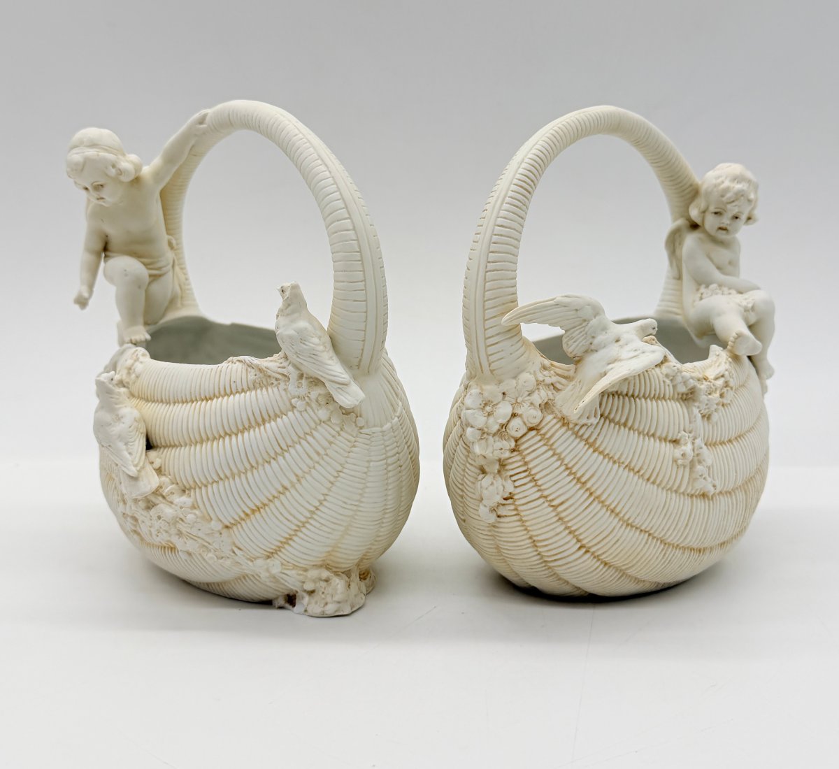 Paire de corbeilles figuratives en porcelaine biscuit, XIXe siècle-photo-1