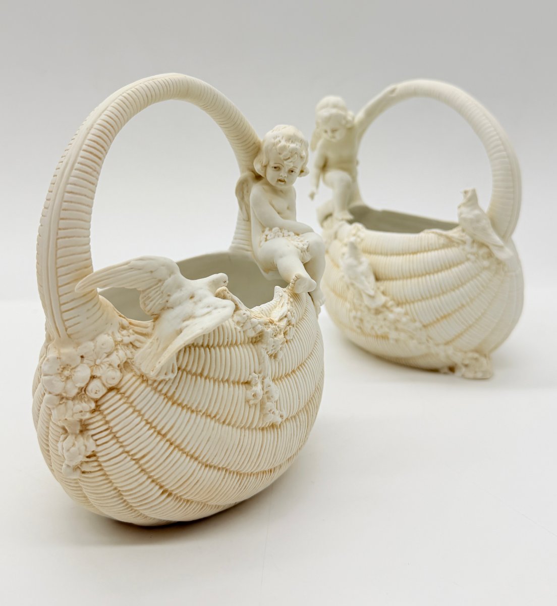 Paire de corbeilles figuratives en porcelaine biscuit, XIXe siècle-photo-2