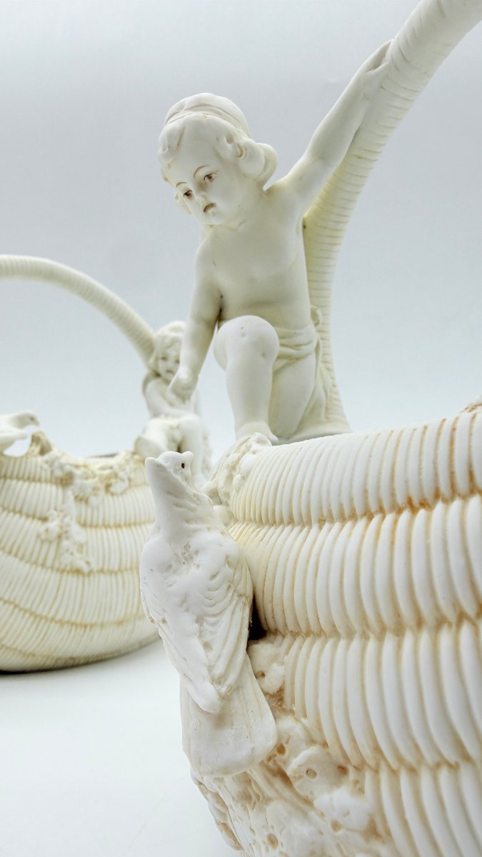 Paire de corbeilles figuratives en porcelaine biscuit, XIXe siècle-photo-3