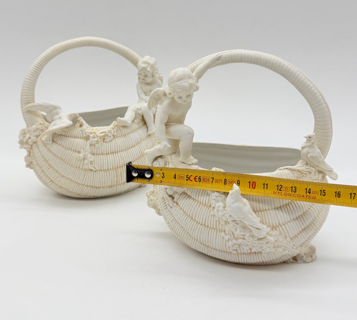 Paire de corbeilles figuratives en porcelaine biscuit, XIXe siècle-photo-7