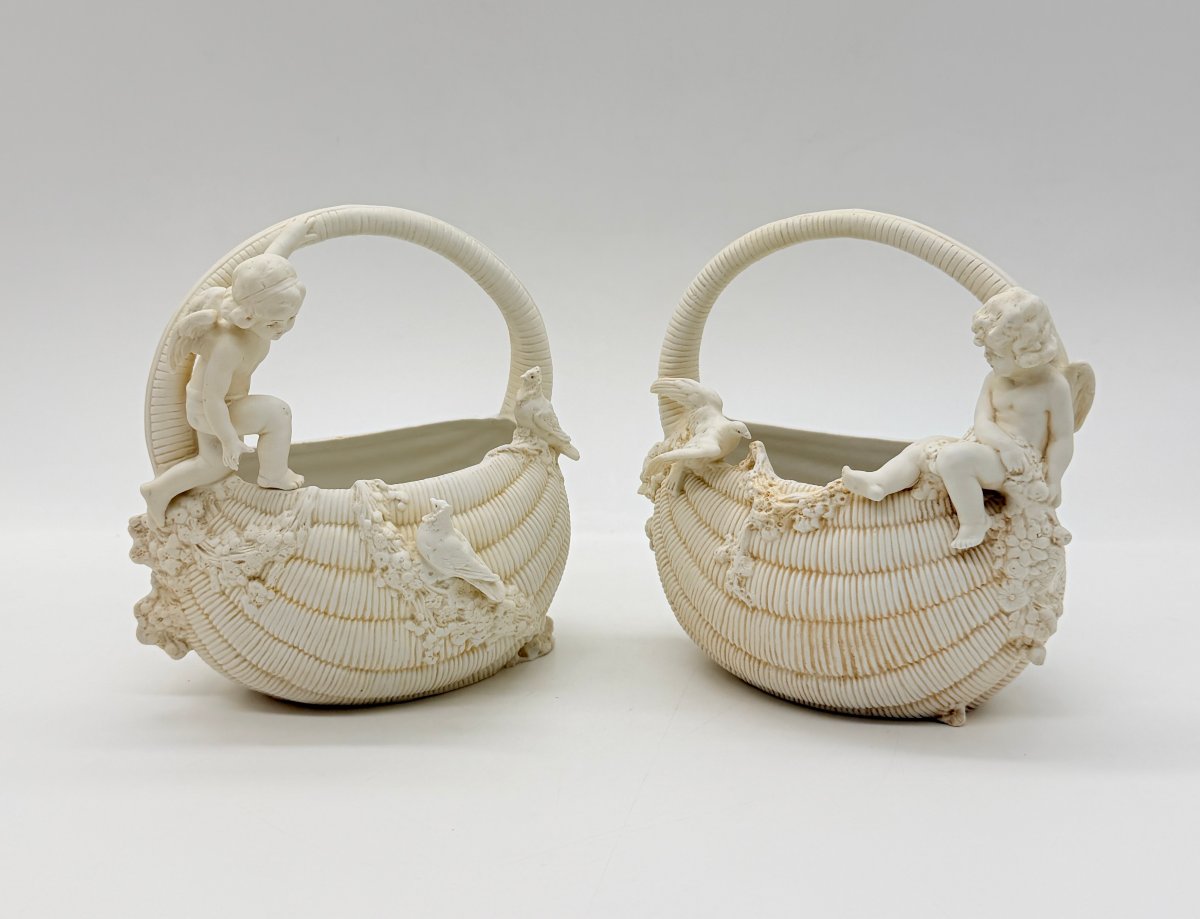 Paire de corbeilles figuratives en porcelaine biscuit, XIXe siècle