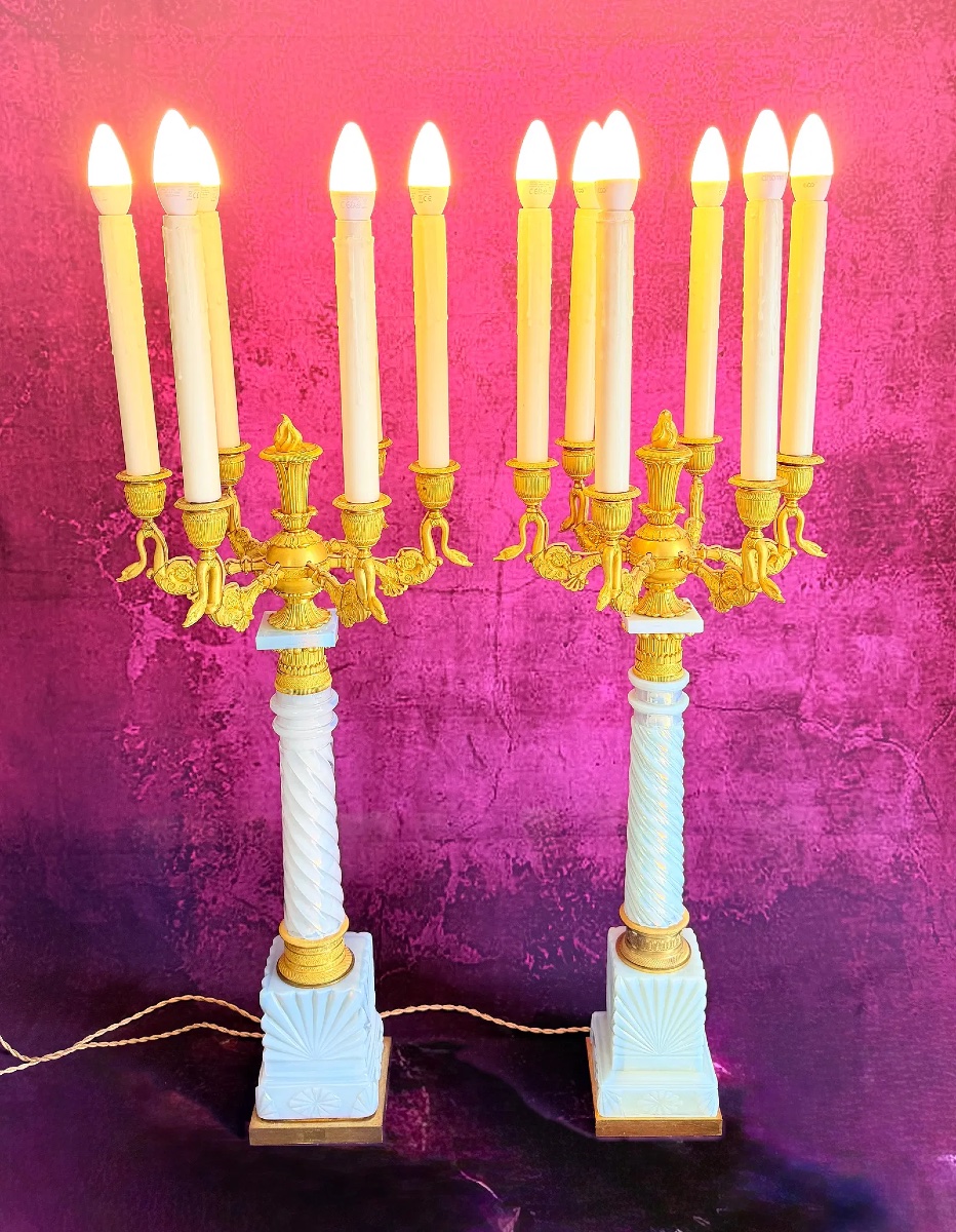 PAIRE DE CANDÉLABRES EN OPALINE « BULLE DE SAVON » ET BRONZE DORÉ D'ÉPOQUE CHARLES X-photo-2
