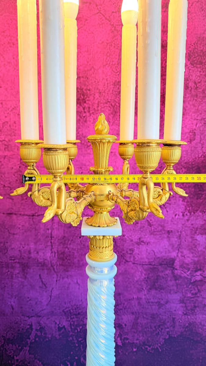 PAIRE DE CANDÉLABRES EN OPALINE « BULLE DE SAVON » ET BRONZE DORÉ D'ÉPOQUE CHARLES X-photo-3