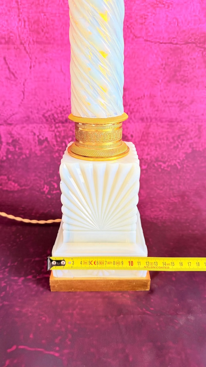 PAIRE DE CANDÉLABRES EN OPALINE « BULLE DE SAVON » ET BRONZE DORÉ D'ÉPOQUE CHARLES X-photo-2