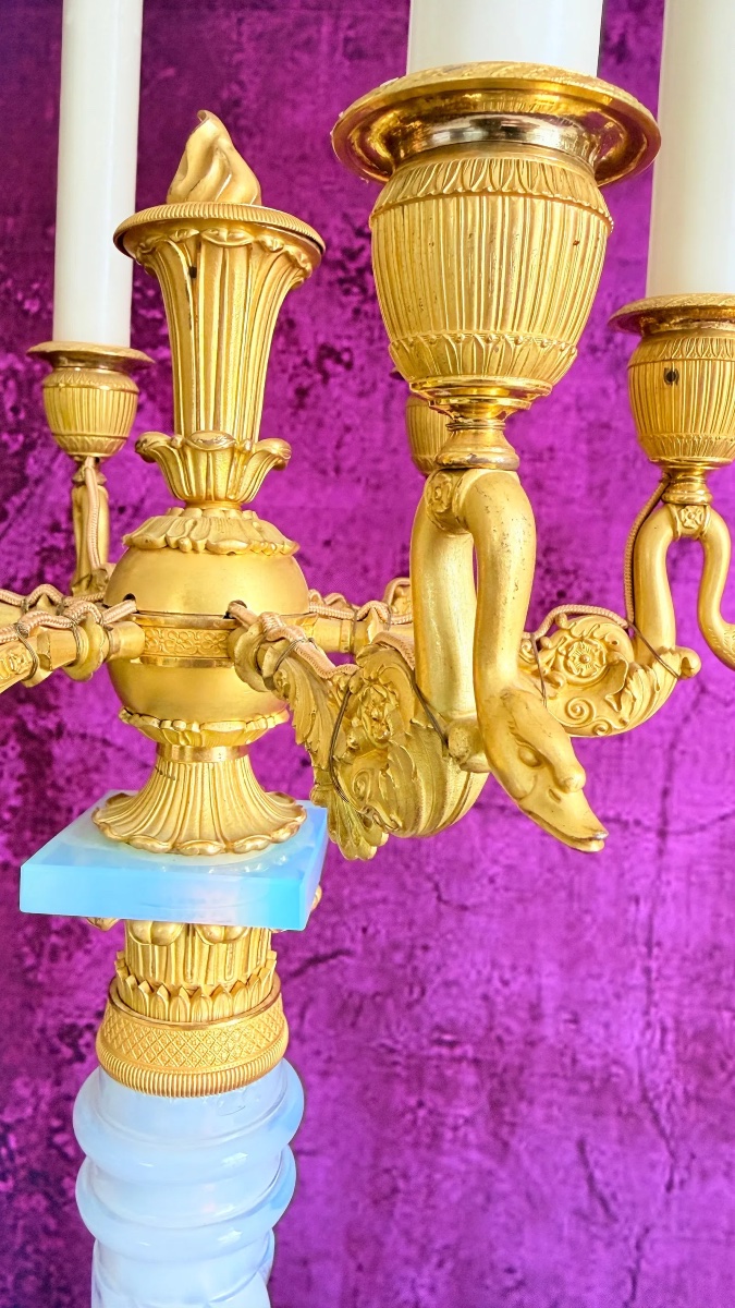 PAIRE DE CANDÉLABRES EN OPALINE « BULLE DE SAVON » ET BRONZE DORÉ D'ÉPOQUE CHARLES X-photo-5