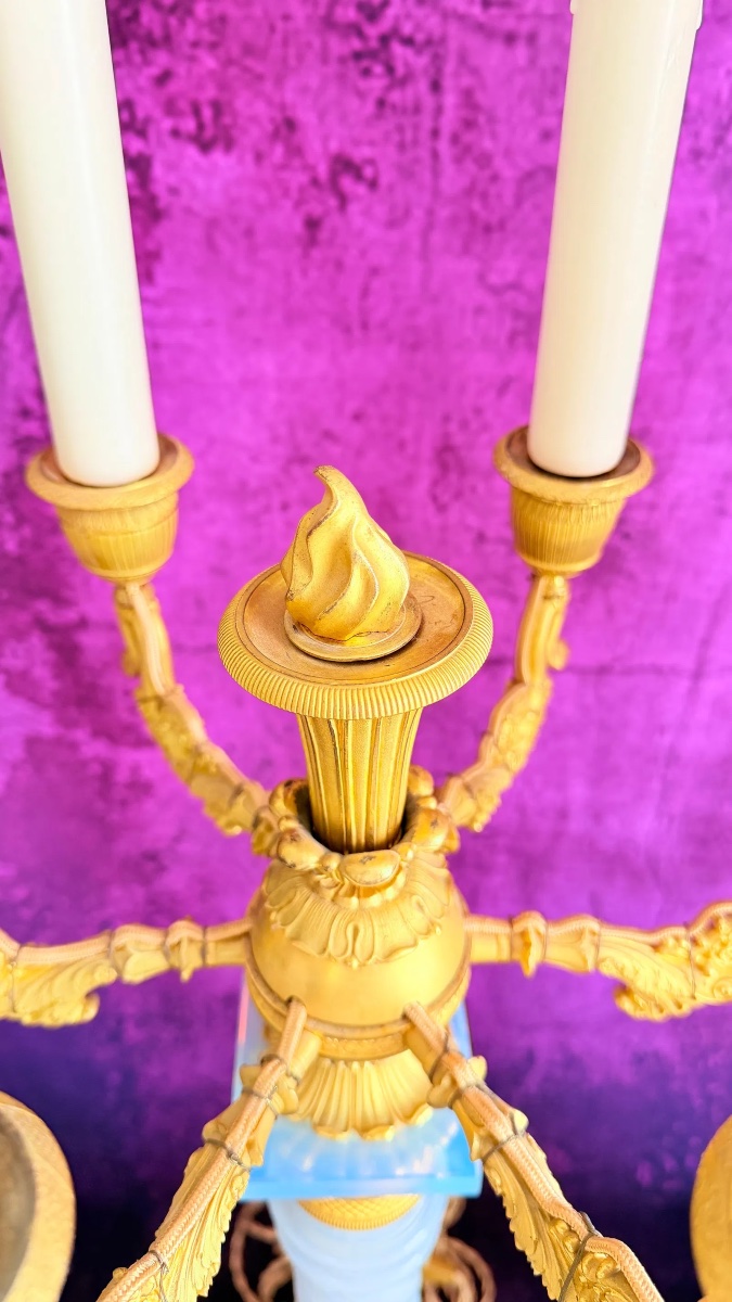 PAIRE DE CANDÉLABRES EN OPALINE « BULLE DE SAVON » ET BRONZE DORÉ D'ÉPOQUE CHARLES X-photo-7