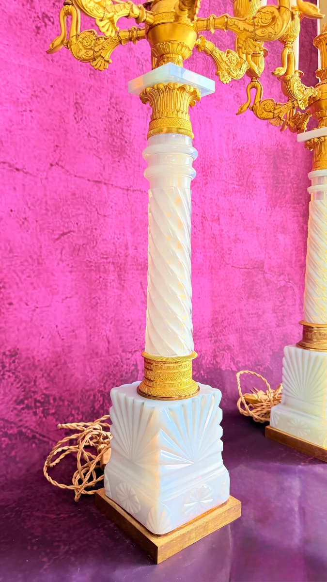 PAIRE DE CANDÉLABRES EN OPALINE « BULLE DE SAVON » ET BRONZE DORÉ D'ÉPOQUE CHARLES X-photo-8